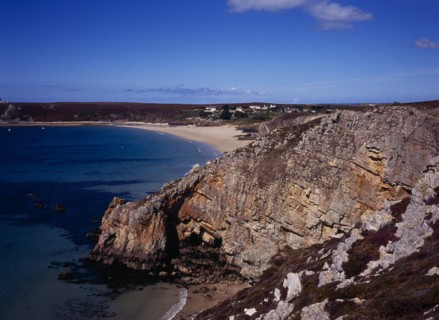 France, Bretagne, Crozon Peninsula, View from Pointe de la Tavelle over Veryach Beach and sea