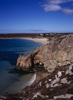 France, Bretagne, Crozon Peninsula, View from Pointe de la Tavelle over Veryach Beach and sea