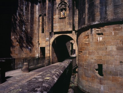 France, Bretagne, Ille-et-Vilaine, Fougeres. Defensive walls and towers of the chateau gateway.