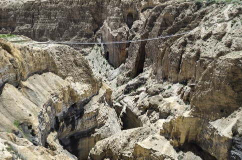 Nepal, Upper Mustang, Rope Bridge, The bridge across the deep canyon near Ghyakar village. Photo :