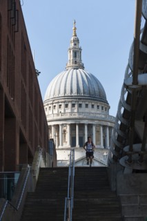 England, London, Ludgate Hill The dome of St Pauls Cathedral. Photo : Paul Tomlins