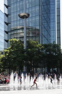England, London, Southwark Children playing in fountains next to City Hall. Photo : Sean Aidan