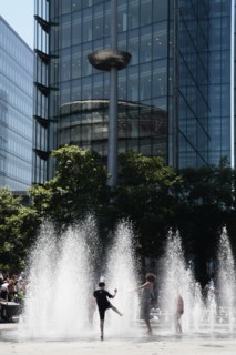 England, London, Southwark Children playing in fountains next to City Hall. Photo : Sean Aidan