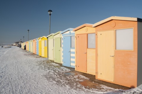 England, East Sussex, Seaford, Beach Huts in the snow. Photo : Bob Battersby