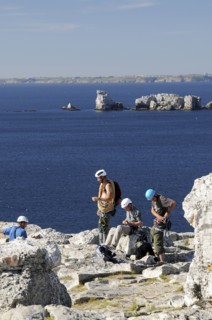 Sport, Rock Climbing, Climbers, France Brittany Gulf of Brest Climbers preparing to scale Pointe de