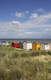 England, Suffolk, Southwold, Beach Huts on the edge of the dunes. Photo : Bob Battersby