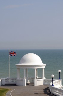 England, East Sussex, Bexhill-on-Sea, King George V Colonnade from the De La Warr Pavilion. Photo :