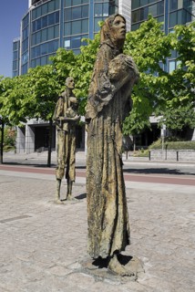 Ireland, County Dublin, Dublin City, The famine memorial presented to the city in 1997. Photo :