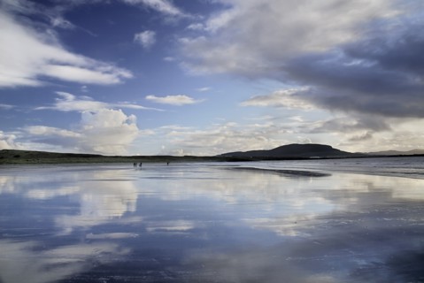 Ireland, County Sligo, Rosses Point, Beach with Knocknarea mountain in the distance. Photo : Hugh