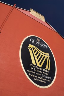 Ireland, County Sligo, Mullaghmore, Advert for Guinness on red wall of the beach hotel. Photo :