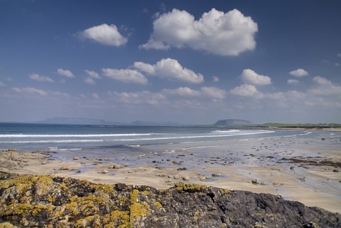Ireland, County Sligo, Aughris Head, Beach looking north with Ben Bulben and Knocknarea. Photo :