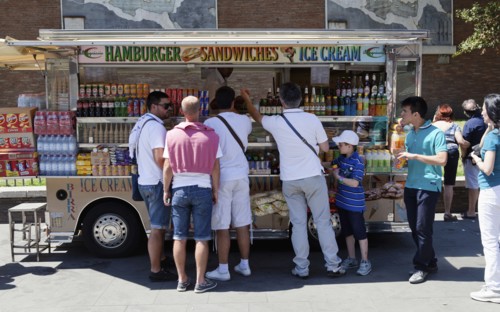 Italy, Lazio, Rome, Tourists at a fast food van near the Colosseum. Photo : Bennett Dean