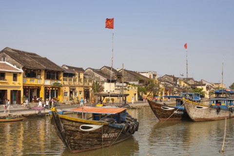 Vietnam, Quang Nam Province, Hoi An, Fishing boats moored on the Thu Bon River. Photo : Mel