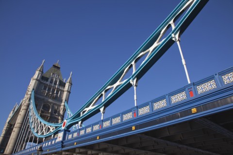 England, London, Tower Bridge viewed from river bank. Photo : Stephen Rafferty