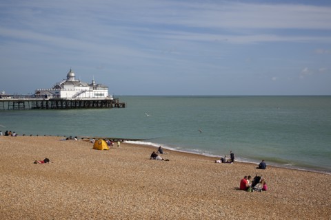 England, East Sussex, Eastbourne, View across shingle beach. Photo : Stephen Rafferty