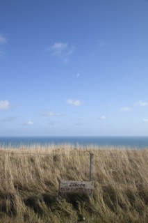 England, East Sussex, Beachy Head, Sign warning of cliff erosion. Photo : Stephen Rafferty