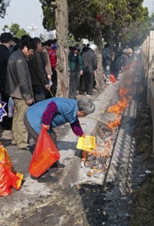 China, Jiangsu, Qidong, Qingming Festival when Chinese people honour their ancestors and deceased