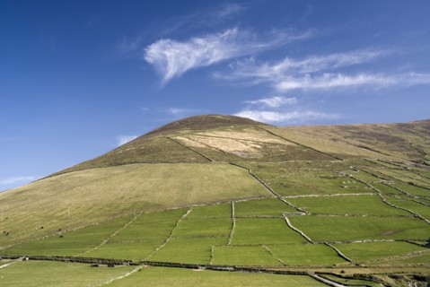 Ireland, County Kerry, Dingle Peninsula, Landscape above Coumeenole Beach. 
Photo Hugh Rooney /