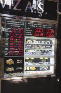 Turkey, Istanbul, Fatih, Sultanahmet, Kapalicarsi, Gold shop displaying prices of precious metals