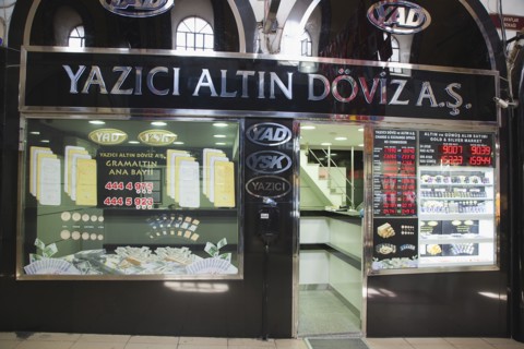Turkey, Istanbul, Fatih, Sultanahmet, Kapalicarsi, Gold shop displaying prices of precious metals