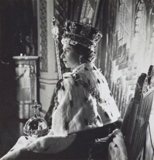 Beaton, La reine Elisabeth II en robe du Sacre