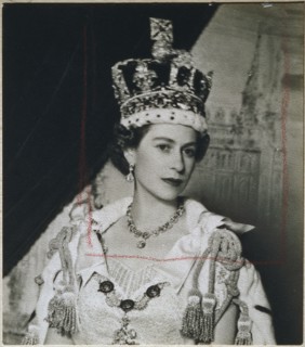 Beaton, La reine Elisabeth II en robe du Sacre