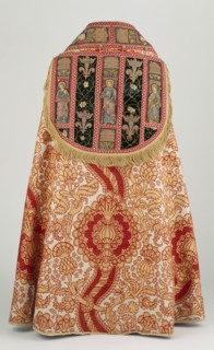 Pugin, Manteau à capuche au liseré brodé