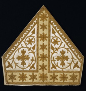 Pugin, Mitre en soie brodée