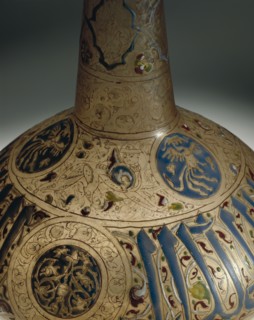 Bouteille en verre peint doré et émaillé