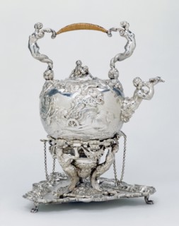 Bouilloire en argent ciselé, vers 1730