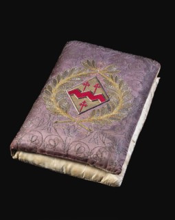 Coussin brodé en forme de livre