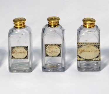 Bouteilles en verre d'un nécessaire de toilette, vers 1740
