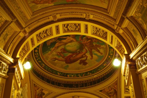 Plafond en dôme peint de scènes de la mythologie