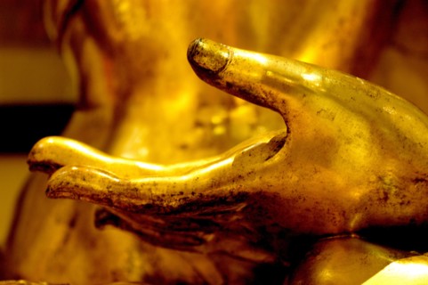 Détail d'une main d'une statue de Bouddha assis
