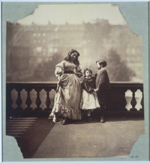 Hawarden, Clementina posant dans une robe appartenant à sa mère