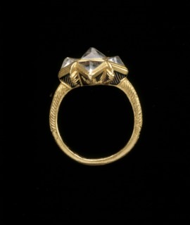 Bague en or certie de strass en verre