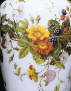 Robert, Vase opaline blanche à motif floral