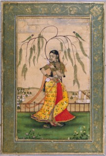 Jeune femme portant un verre et une petite carafe