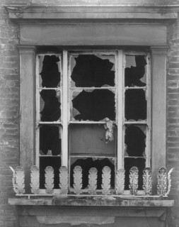 Fenêtre cassée d'un immeuble à l'abandon dans une rue de Londres, vers 1940