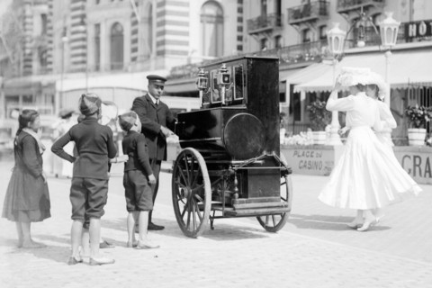 Musicien de rue jouant de l'Orgue de Barbarie, vers 1900