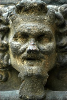 Détail d'un visage sur un manteau de cheminée
