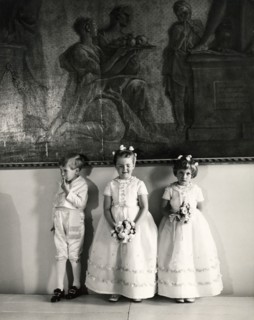 Beaton, Trois demoiselles d'honneur du mariage du Duc de Kent et de Katharine Worsley