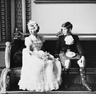 Beaton, Le Prince Andrew et la Princesse Anne en demoiselle d'honneur