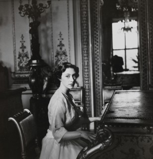 Beaton, La Princesse Margaret au piano