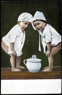 Deux bébés et un pot de chambre