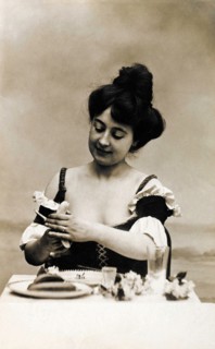 Femme épluchant une banane