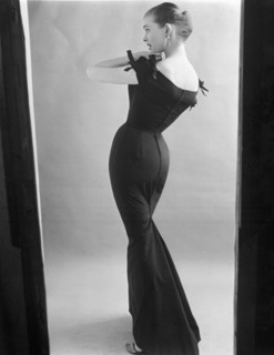 French, Mannequin en robe noire