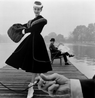French, Mannequin posant sur un ponton