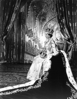 La reine Elisabeth II en robe de sacre