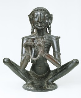 Statuette représentant un homme assis, Inde